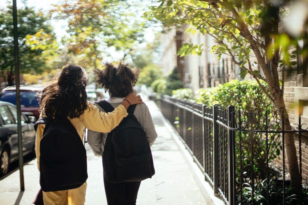 Los riesgos de las mochilas escolares en los niños