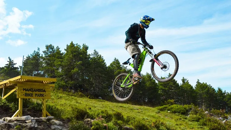 Qué hacer en la Ribeira Sacra además del vino: Aventura en el Bike Park y Estación de Esquí de Manzaneda 